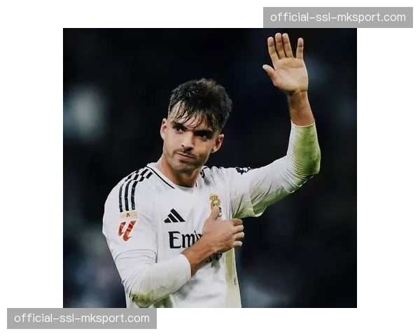 特写镜头：斯特拉斯堡前锋浪费绝佳单刀，机会来自中后卫的长传直接转换。