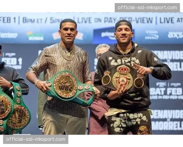 世界拳王统一战新闻发布会，阿尔瓦雷斯与贝纳维德斯互放狠话