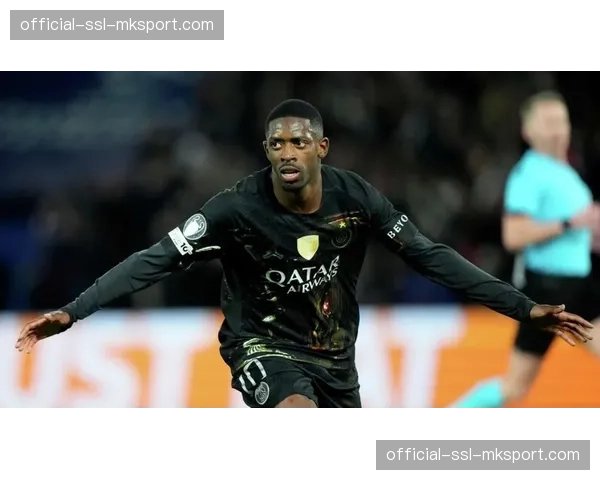 登贝莱世界波破门后指向看台，巴黎球迷起立鼓掌致敬